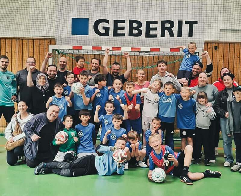 Kinder und Jugendliche jubeln nach einer Trainingseinheit Futsal