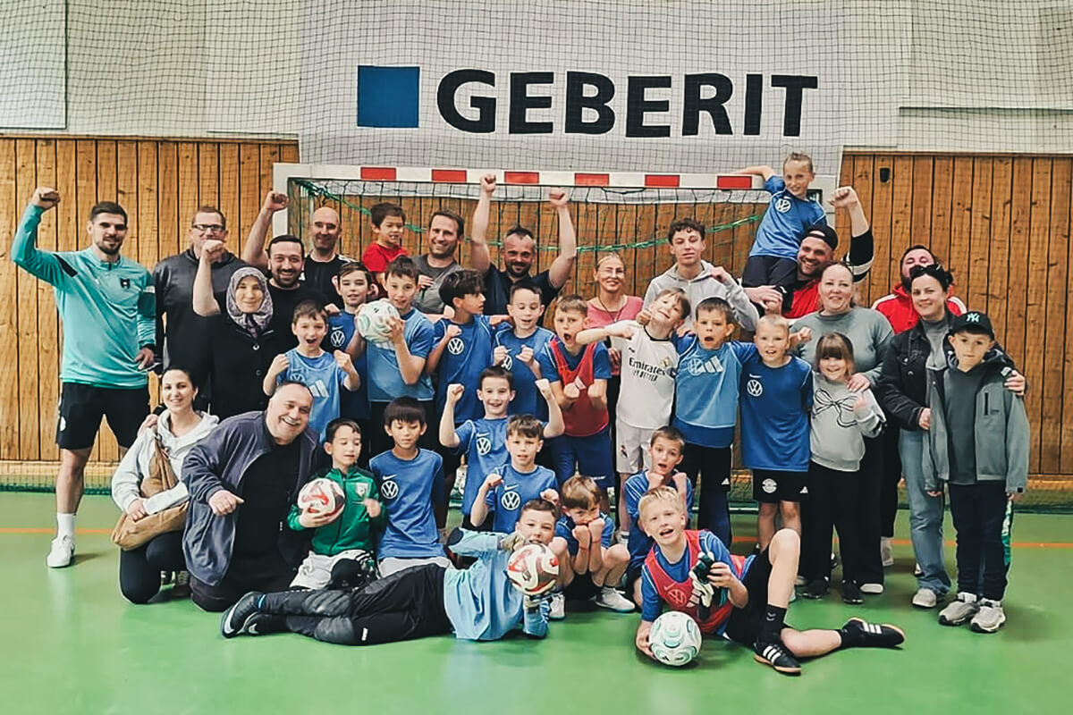 Kinder und Jugendliche jubeln nach einer Trainingseinheit Futsal