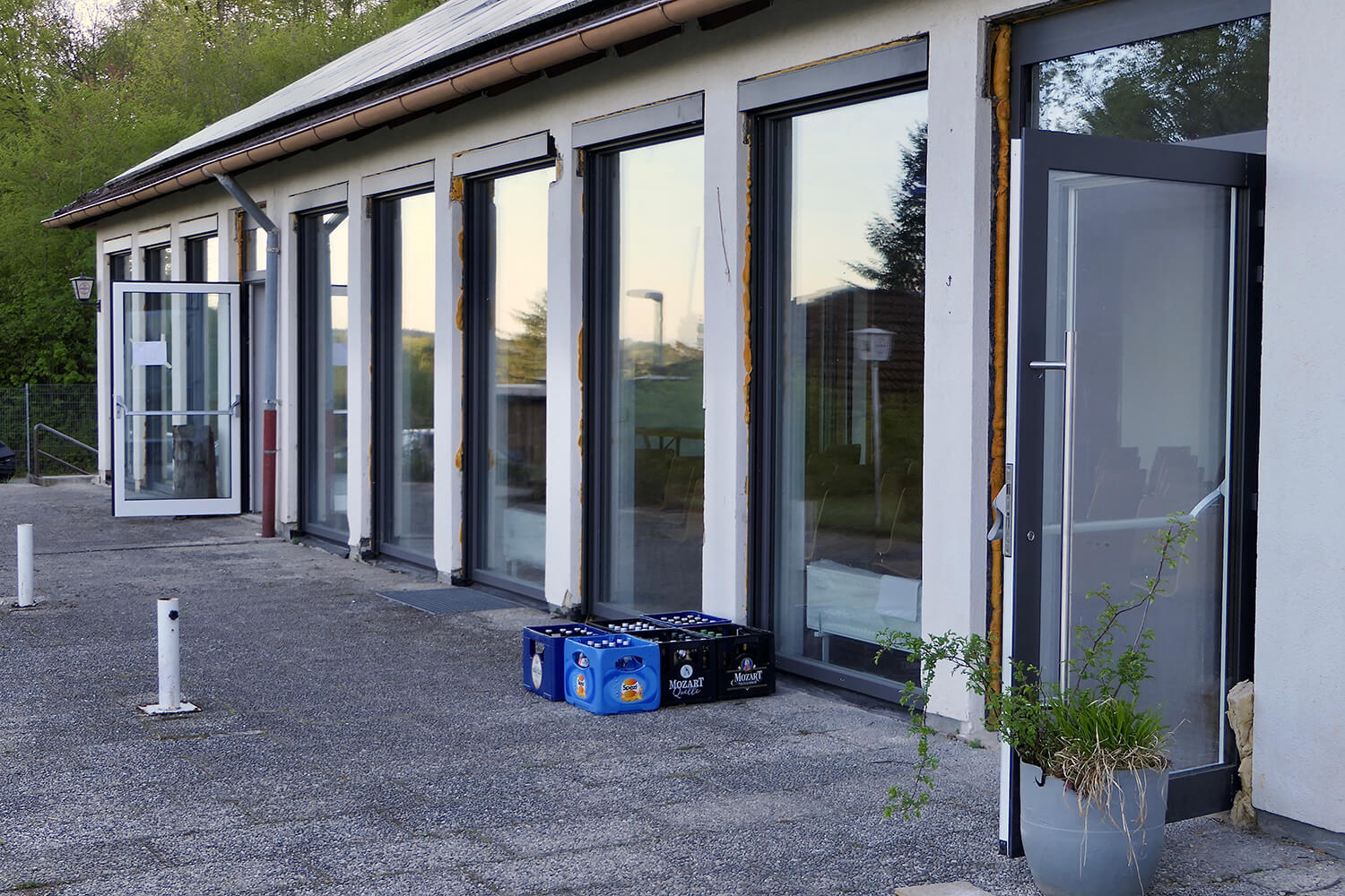 Bild von der Fassade zur Terrasse während der Sanierung